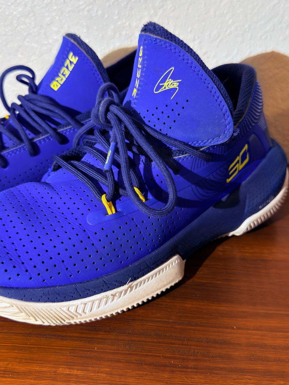 uggested title:

Under Armour Stephen Curry SC Basketball Shoes Blue Yellow 6.5Y
